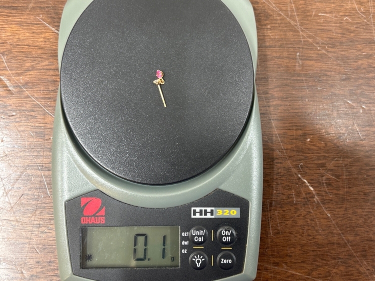 18金のピアスを電子ハカリで計測した画像